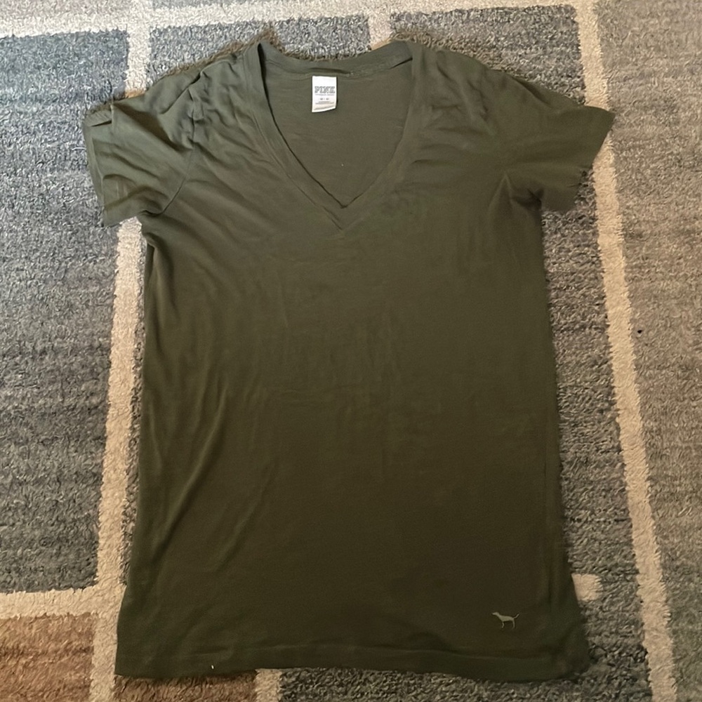 💚 Victoria Secret V Neck 💚